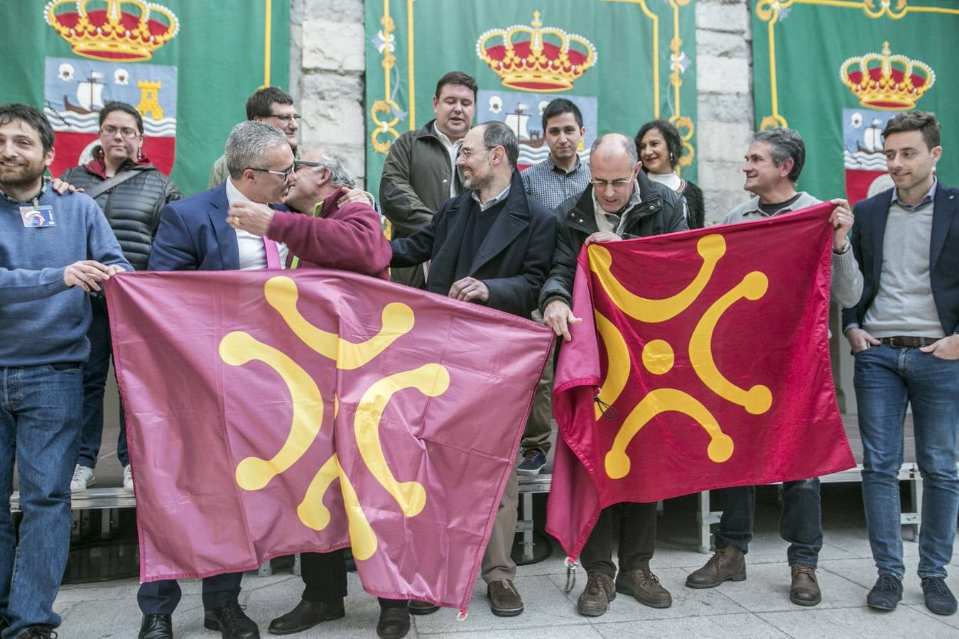 El Parlamento reconoce el lábaro aunque sin consenso