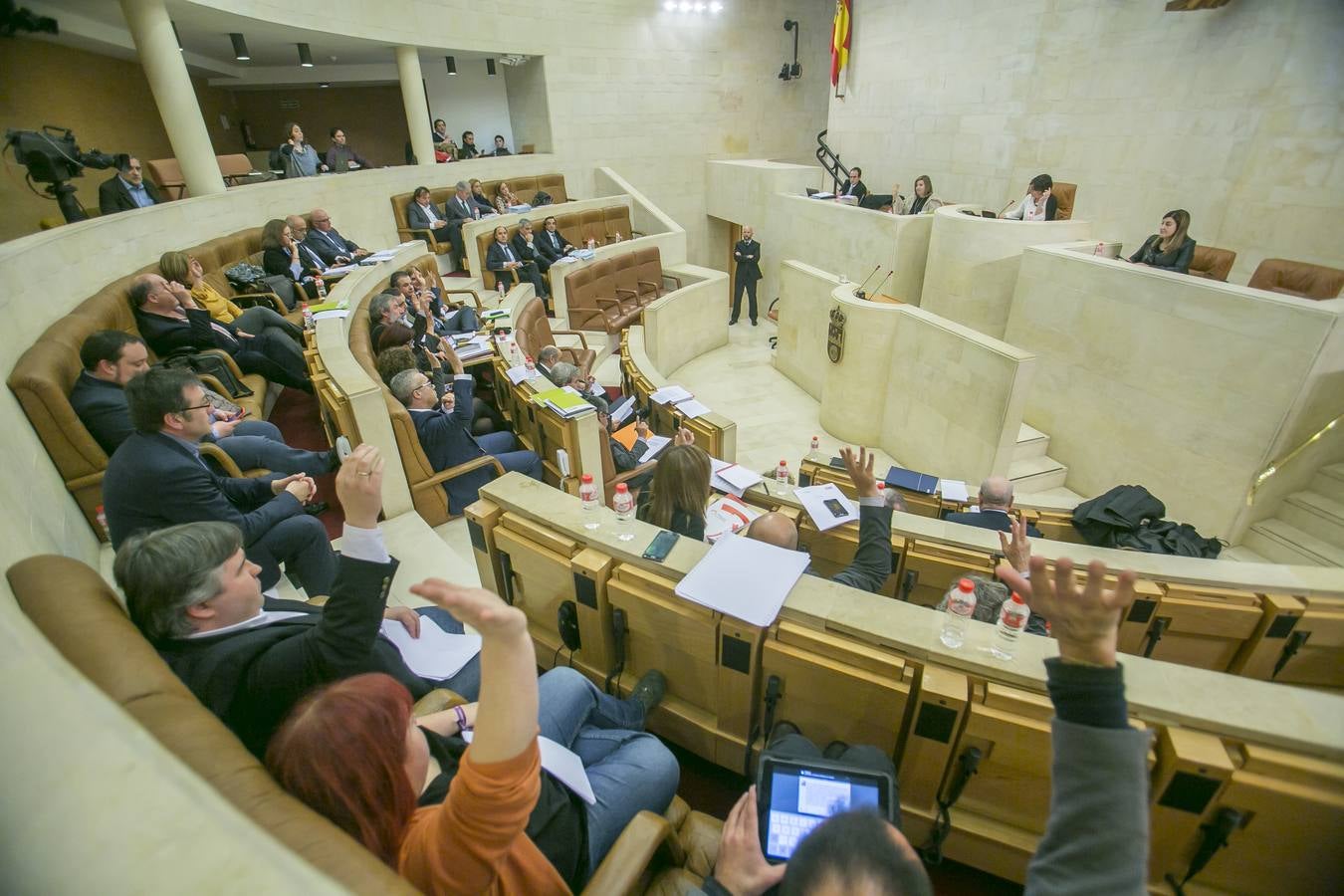 El Parlamento reconoce el lábaro aunque sin consenso