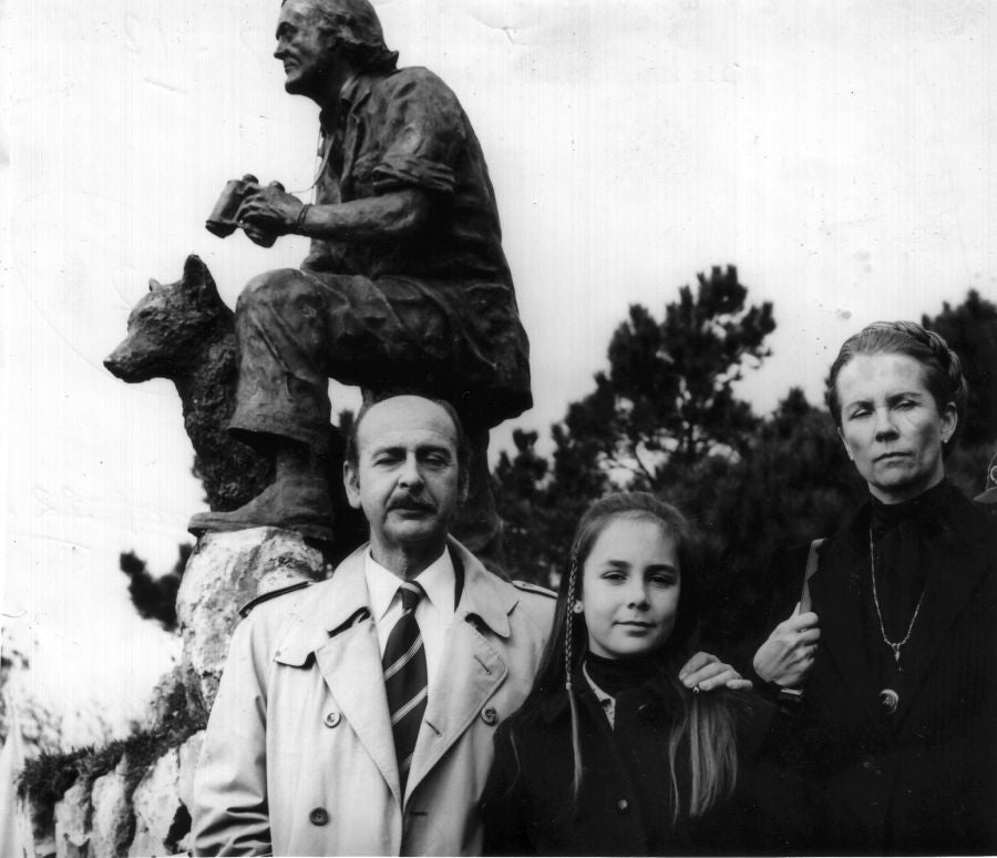Inauguración, el 19 de enero de 1981,  de la estatua de Félix Rodríguez de la Fuente en el Parque de La Magdalena (Santander). Su hija, su viuda y el autor de la escultura, el doctor Ruiz Lloreda posan ante el monumento.
