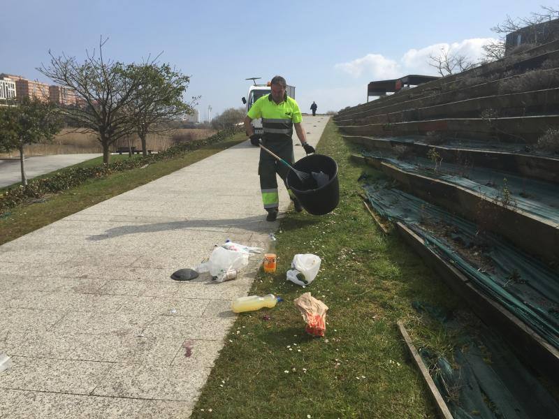 Restos del &#039;macrobotellón&#039; en Las Llamas