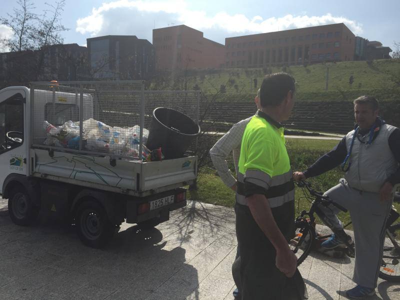 Restos del &#039;macrobotellón&#039; en Las Llamas