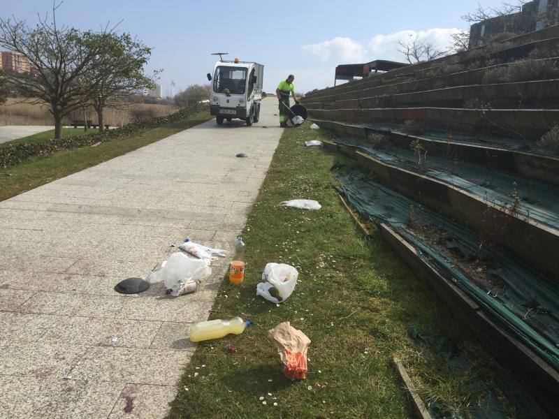 Restos del &#039;macrobotellón&#039; en Las Llamas
