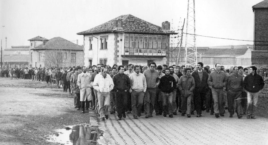 En 1987, se produjeron graves incidentes, los llamados 'Sucesos de Reinosa',  provocados por la dura reconversión industrial.