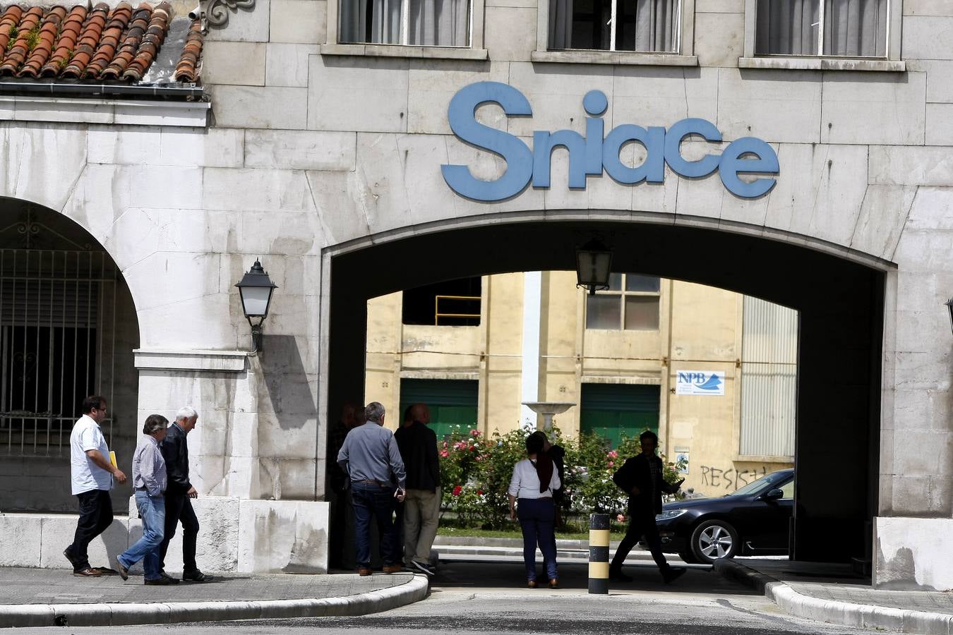 Sniace da marcha atrás en la reversión de los despidos