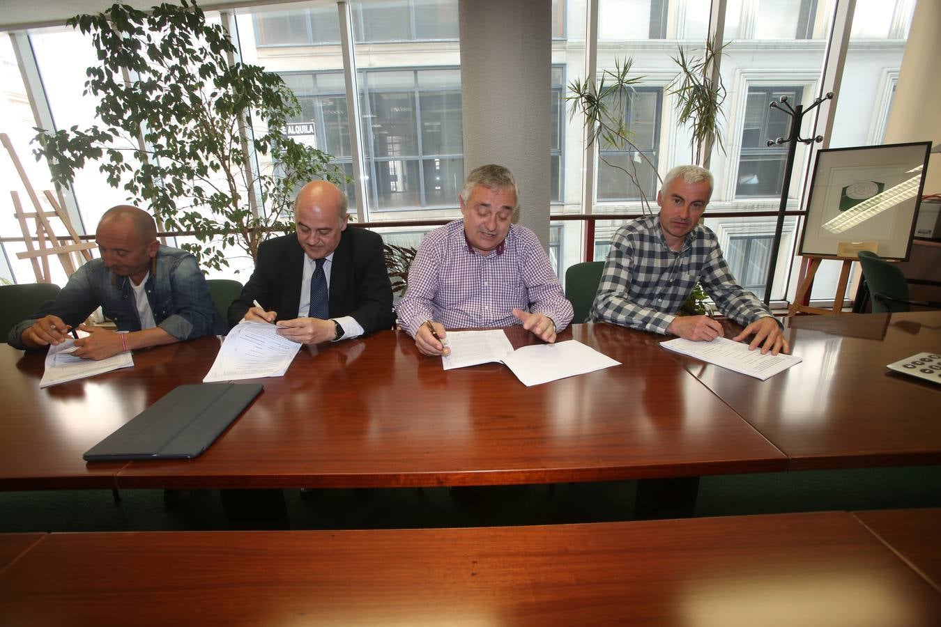 Sniace se &quot;reinventa&quot; con la firma de un acuerdo laboral que permitirá abrir la fábrica en dos meses