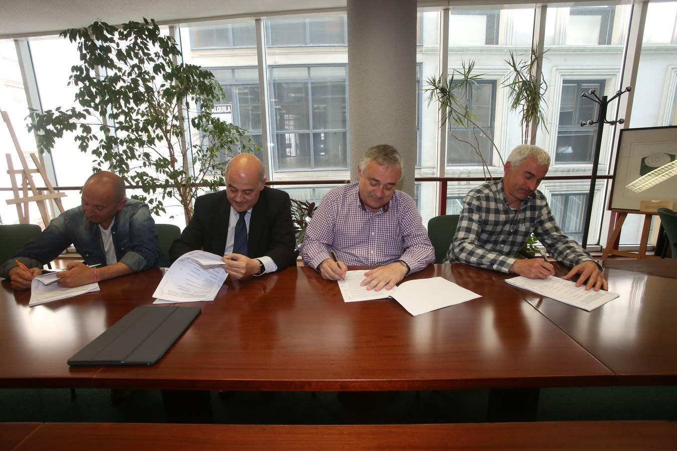 Sniace se &quot;reinventa&quot; con la firma de un acuerdo laboral que permitirá abrir la fábrica en dos meses