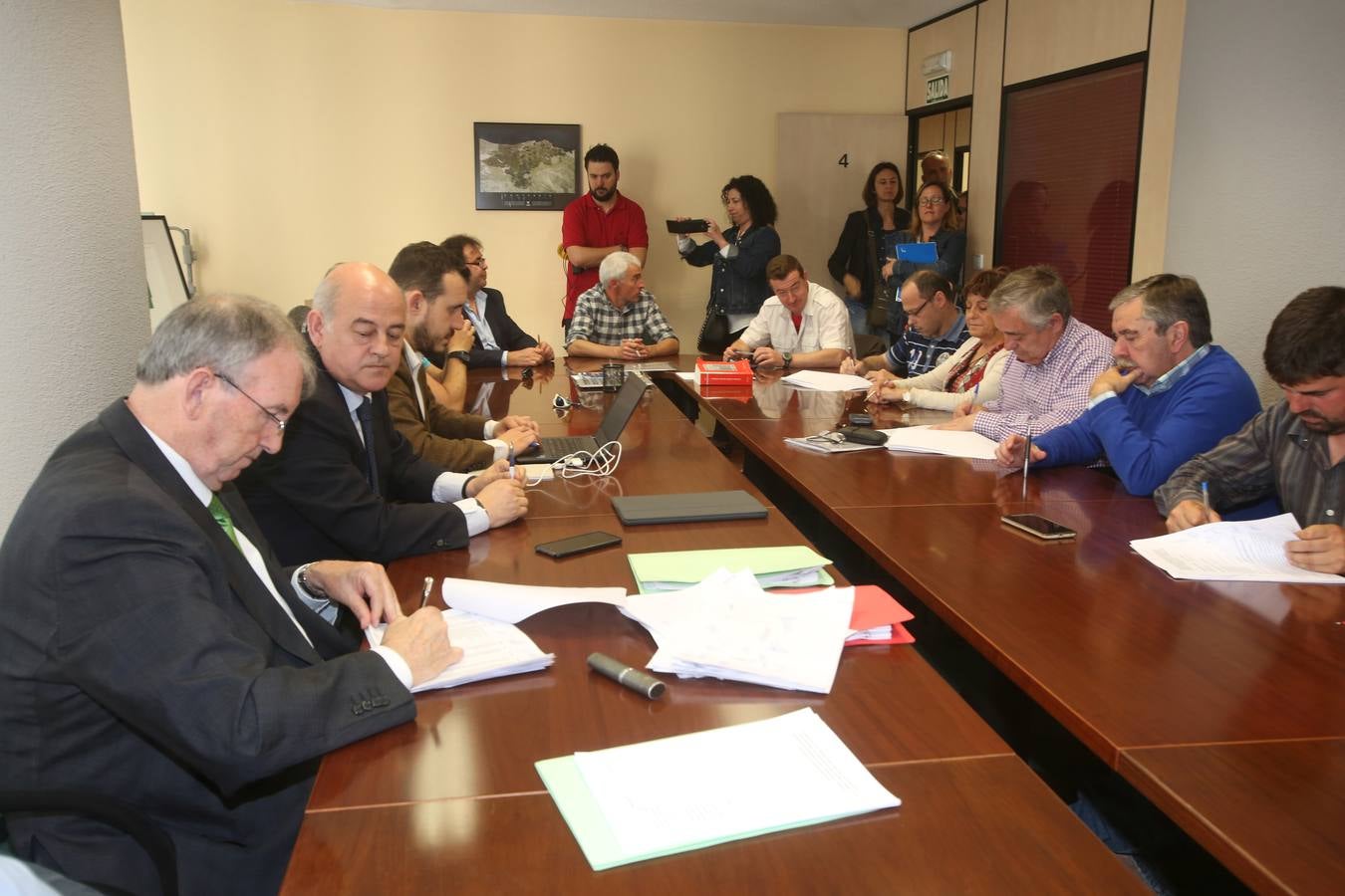 Sniace se &quot;reinventa&quot; con la firma de un acuerdo laboral que permitirá abrir la fábrica en dos meses