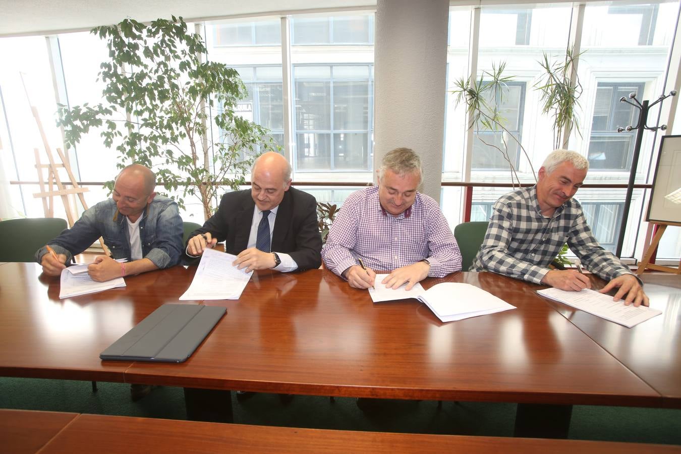Sniace se &quot;reinventa&quot; con la firma de un acuerdo laboral que permitirá abrir la fábrica en dos meses