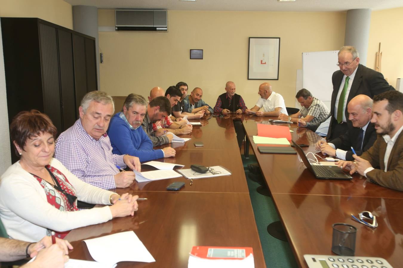 Sniace se &quot;reinventa&quot; con la firma de un acuerdo laboral que permitirá abrir la fábrica en dos meses