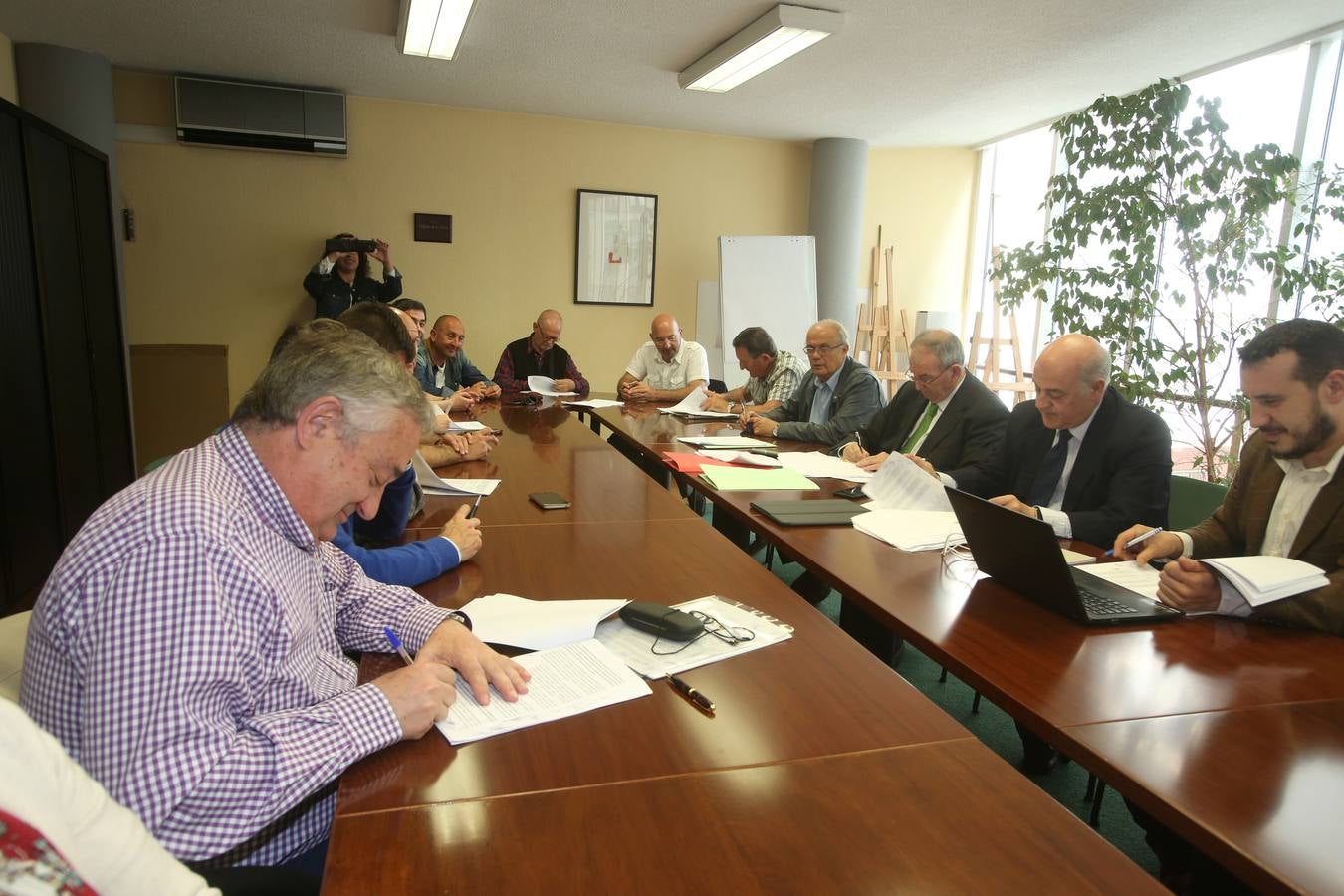 Sniace se &quot;reinventa&quot; con la firma de un acuerdo laboral que permitirá abrir la fábrica en dos meses