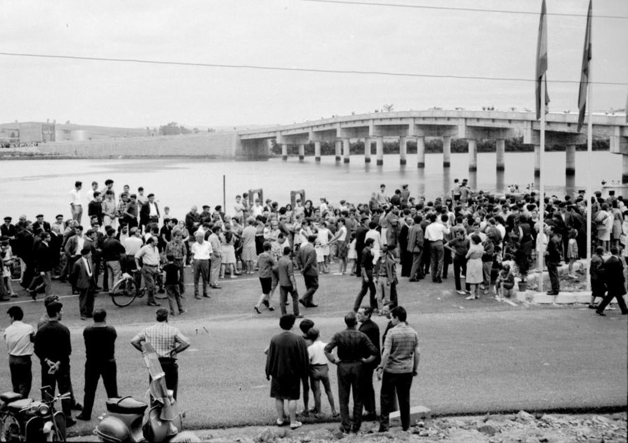 Vecinos de uno y otro lado de la ría asitieron multitudinariamente a la inauguración.