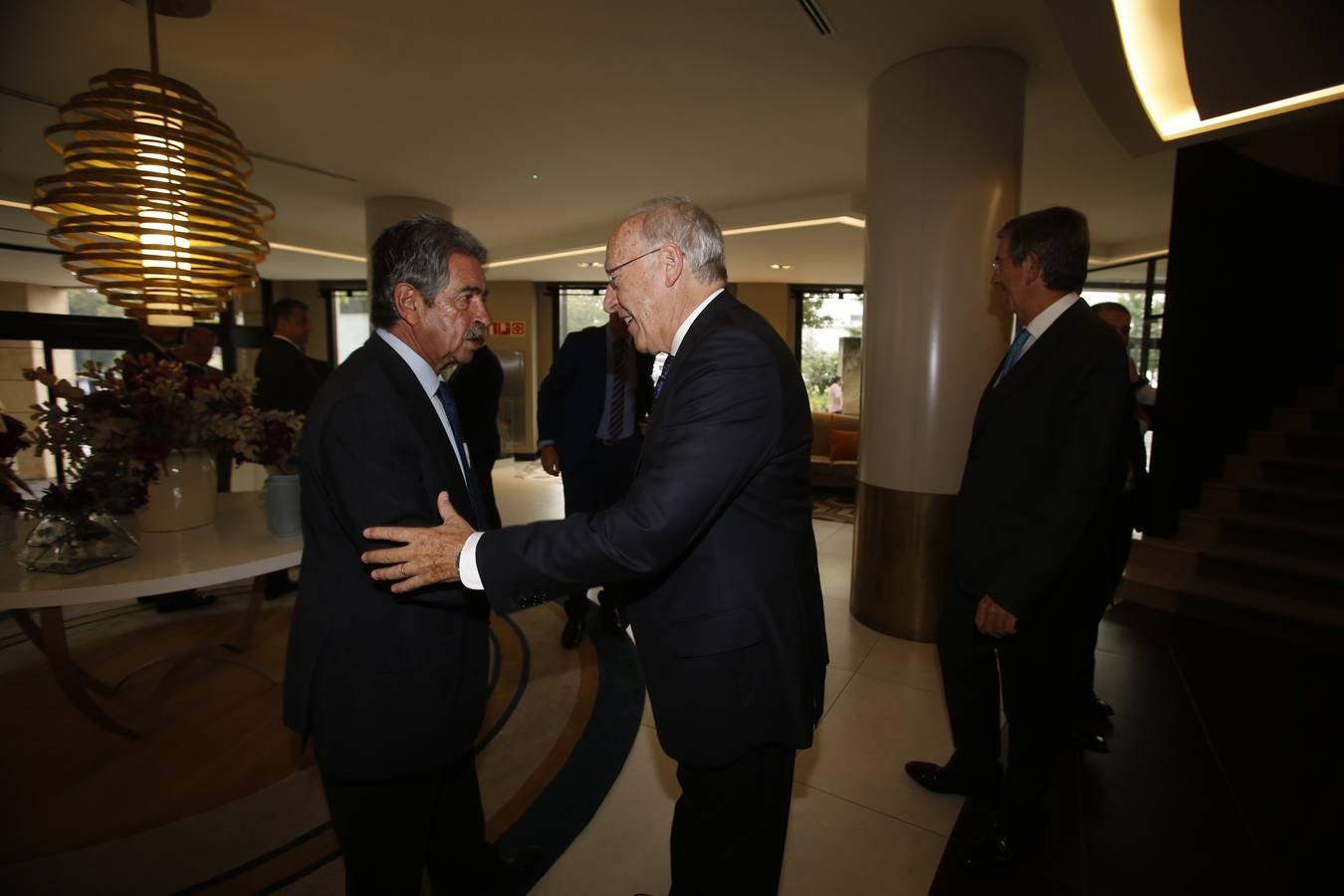 El presidente cántabro Miguel Ángel Revilla con el jurista y economista Manuel Pizarro