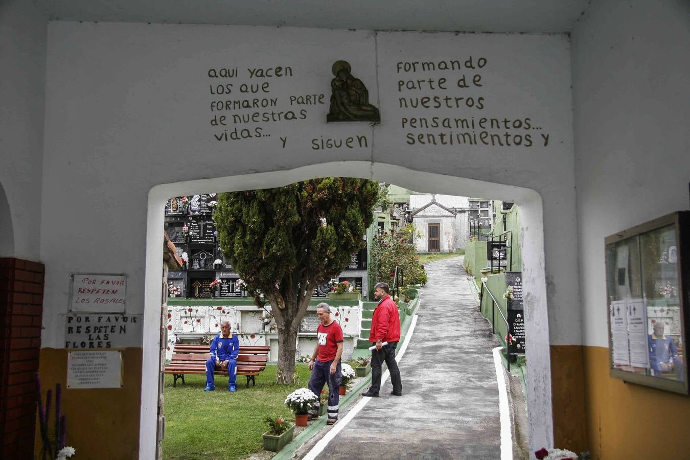 Laredo. Los cementerios se convierten a menudo en lugares de reflexión y recuerdo, ahora también de cita cultural.
