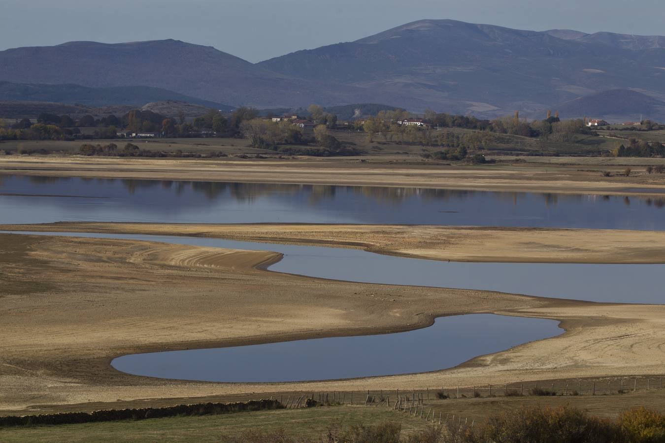 El Pantano del Ebro se encuentra ya en el tercer nivel más bajo de los diez últimos años