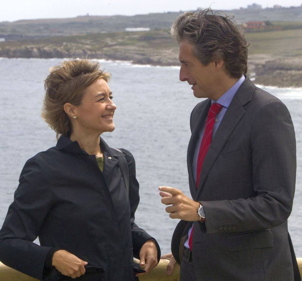 Isabel García Tejerina, ministra de Medio Ambiente, visita, en 2014, la senda de Cabo Mayor acompañada por el alcalde de Santander, Iñigo de la Serna.