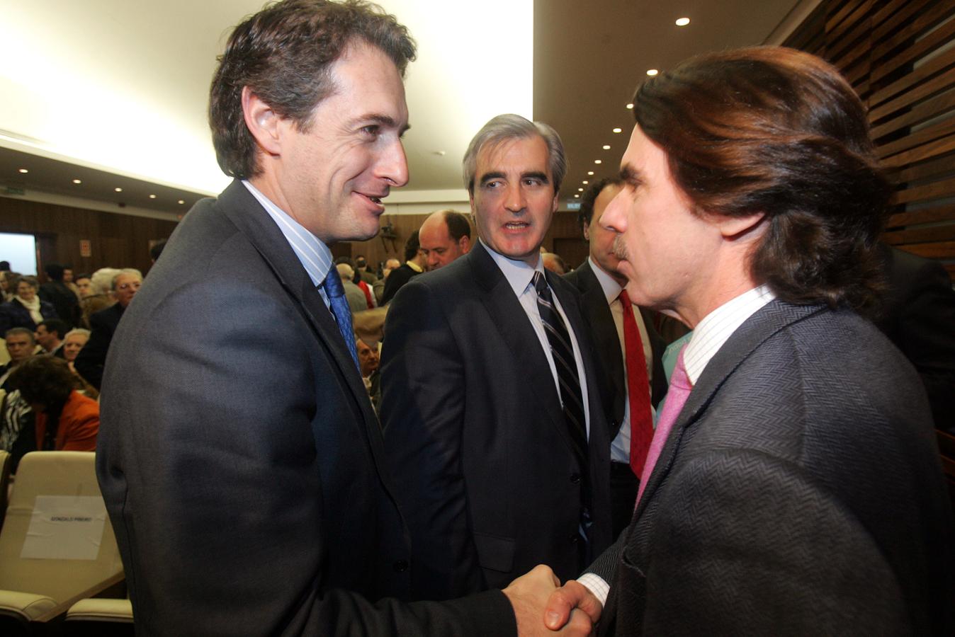 2007. Íñigo de la Serna saluda a José María Aznar, ex presidente del Gobierno de España, en presencia de José Joaquín Martínez Sieso durante la inauguración de unas jornadas organizadas por la FAES, en Tantín.