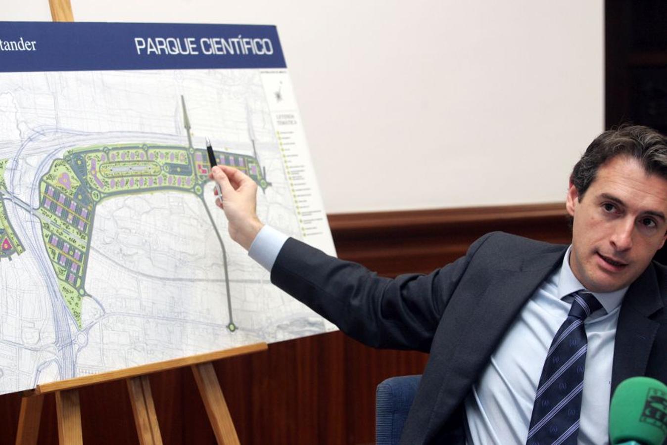 2007. Íñigo de la Serna, concejal y candidato del PP a la alcaldía de Santander, durante la presentación de su propuesta para el Parque Científico y Tecnológico de Cantabria.