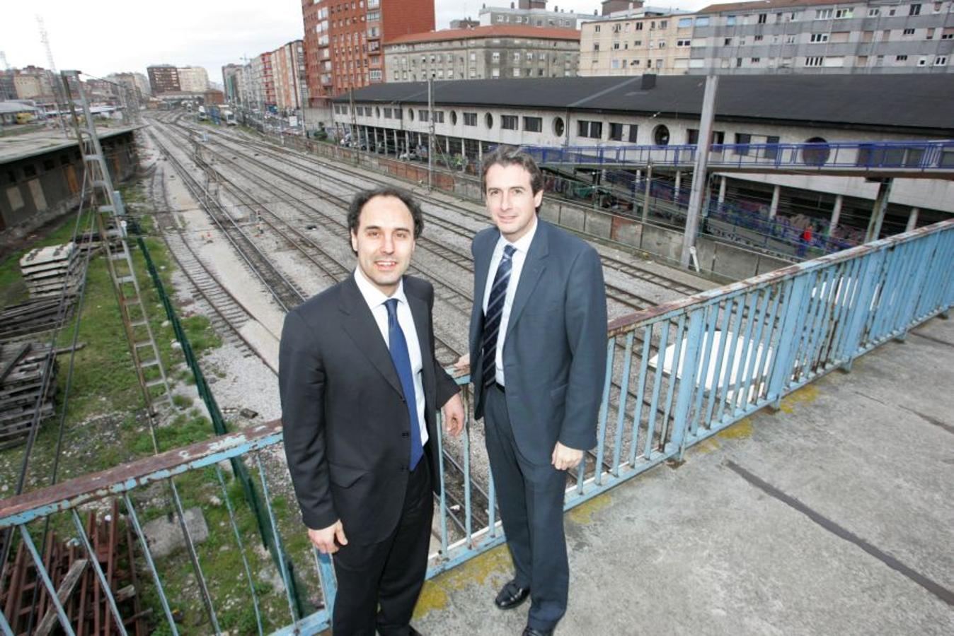 2007. Los candidatos del PP a la presidencia del Gobierno de Cantabria, Ignacio Diego; y a la alcaldía de Santander, Íñigo de la Serna.