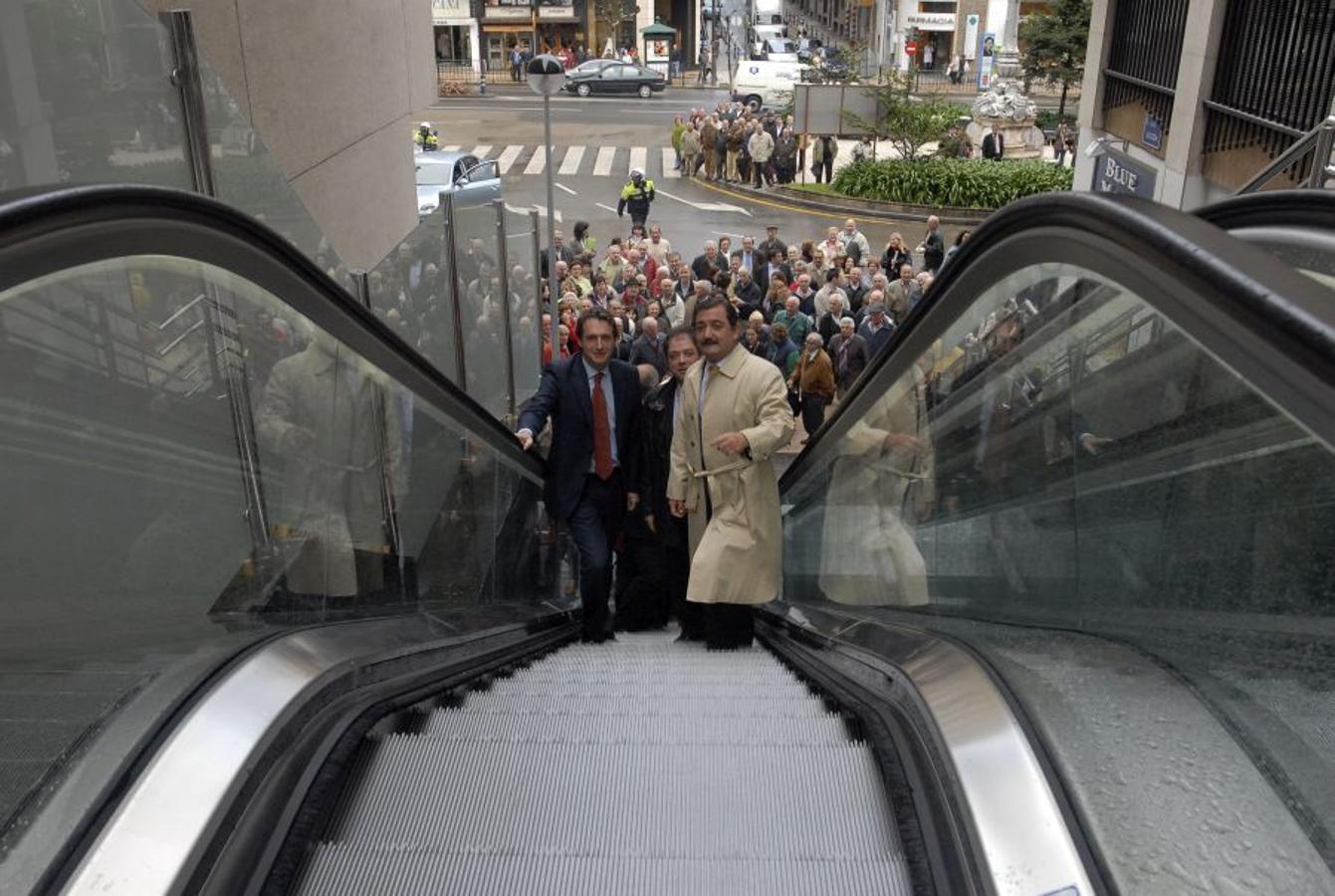 2007. Sus primeras escaleras mecánicas, las que unen la calle Vargas con Isaac Peral, siendo todavía concejal y alcalde Gonzalo Piñeiro.