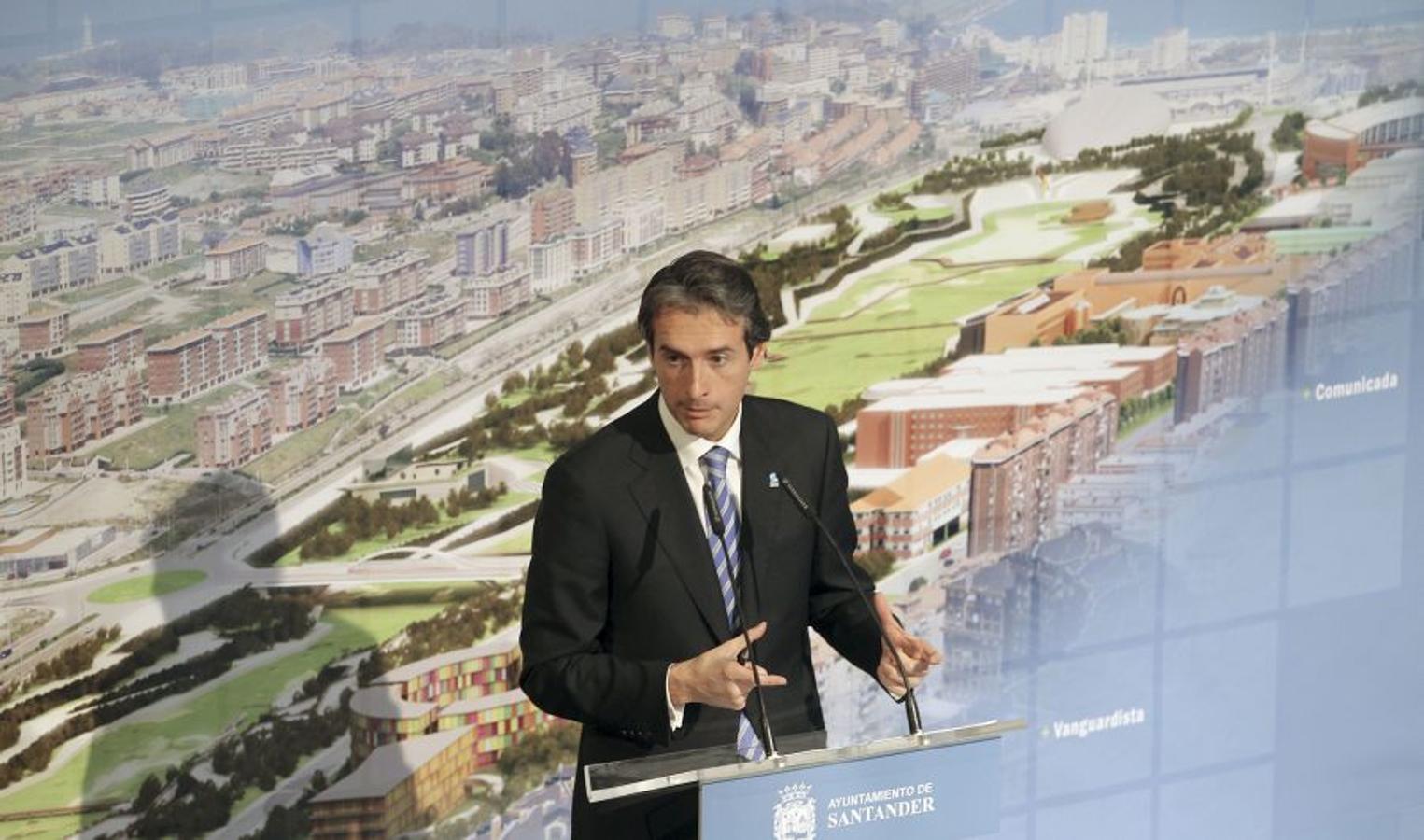 2010. Durante la presentación de nuevos proyectos para el Parque de Las Llamas.