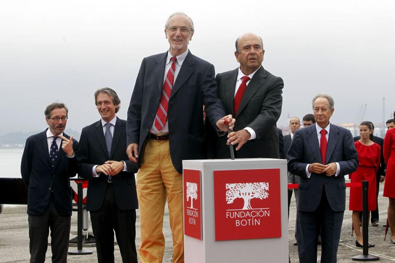 En 2012, durante el inicio simbólico de la construcción del Centro Botín de Santander, junto a José María Lassalle, Renzo Piano, Emilio Botín y Juan Miguel Villar Mir