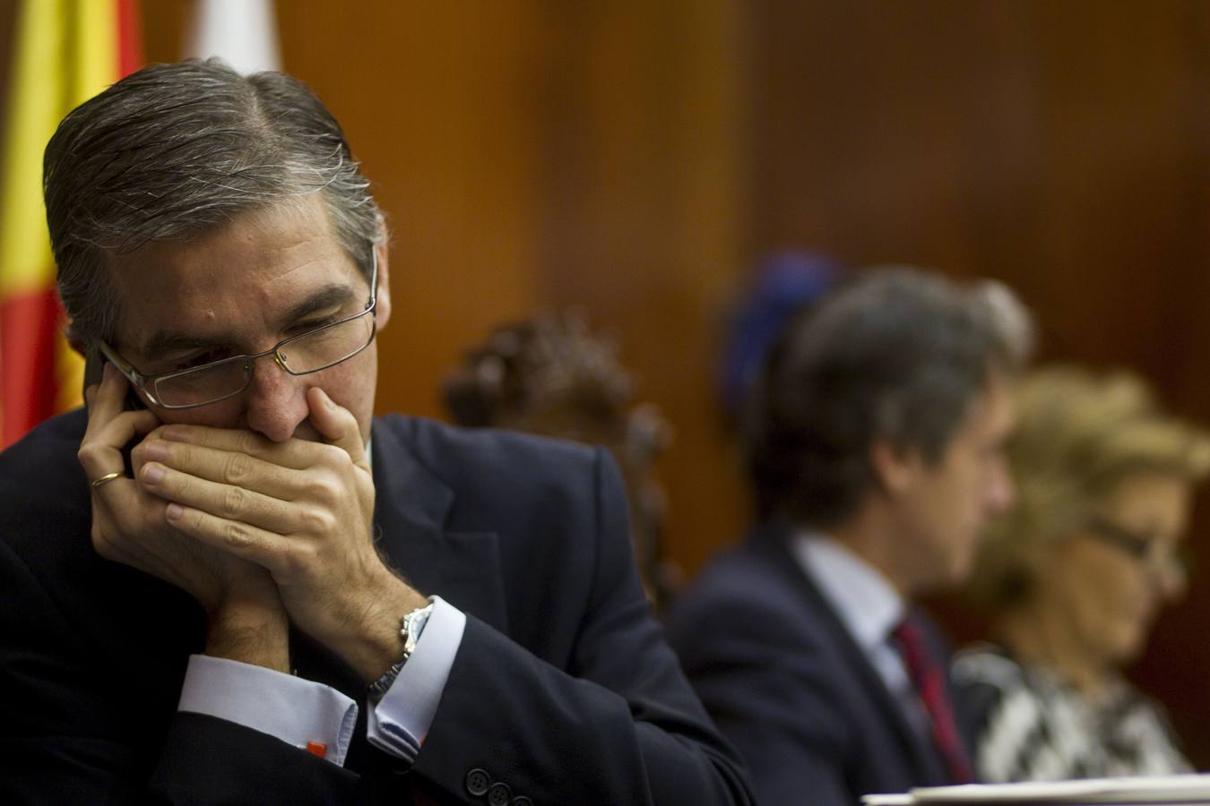 2013. El concejal César Díaz habla por teléfono durante el pleno de aprobación de los Presupuestos municipales.