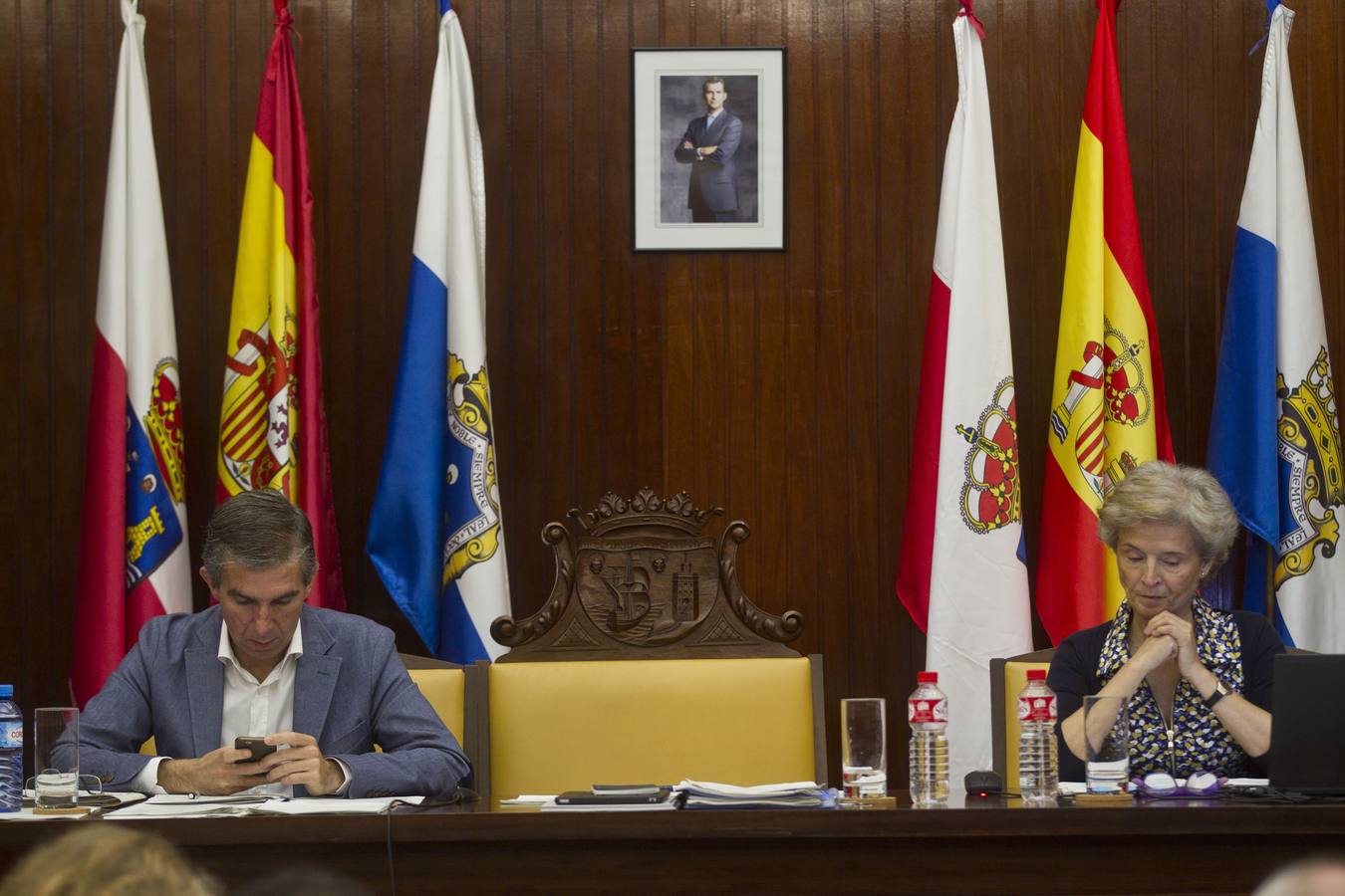 2016. Los concejales César Díaz y Ana González Pescador durante un Pleno del Ayuntamiento.