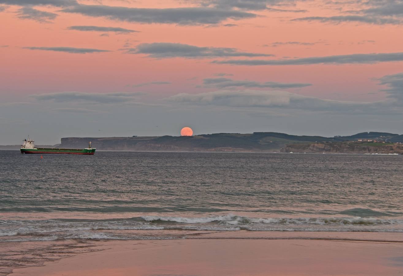 La luna llena asoma sobre el abra de El Sardinero