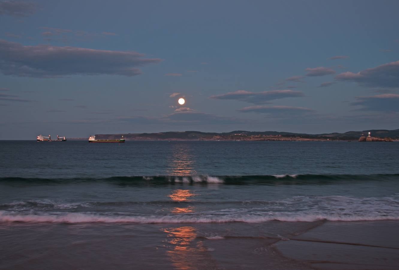 El brillo de la luna llena se refleja sobre las aguas del Cantábrico, en la playa de El Sardinero