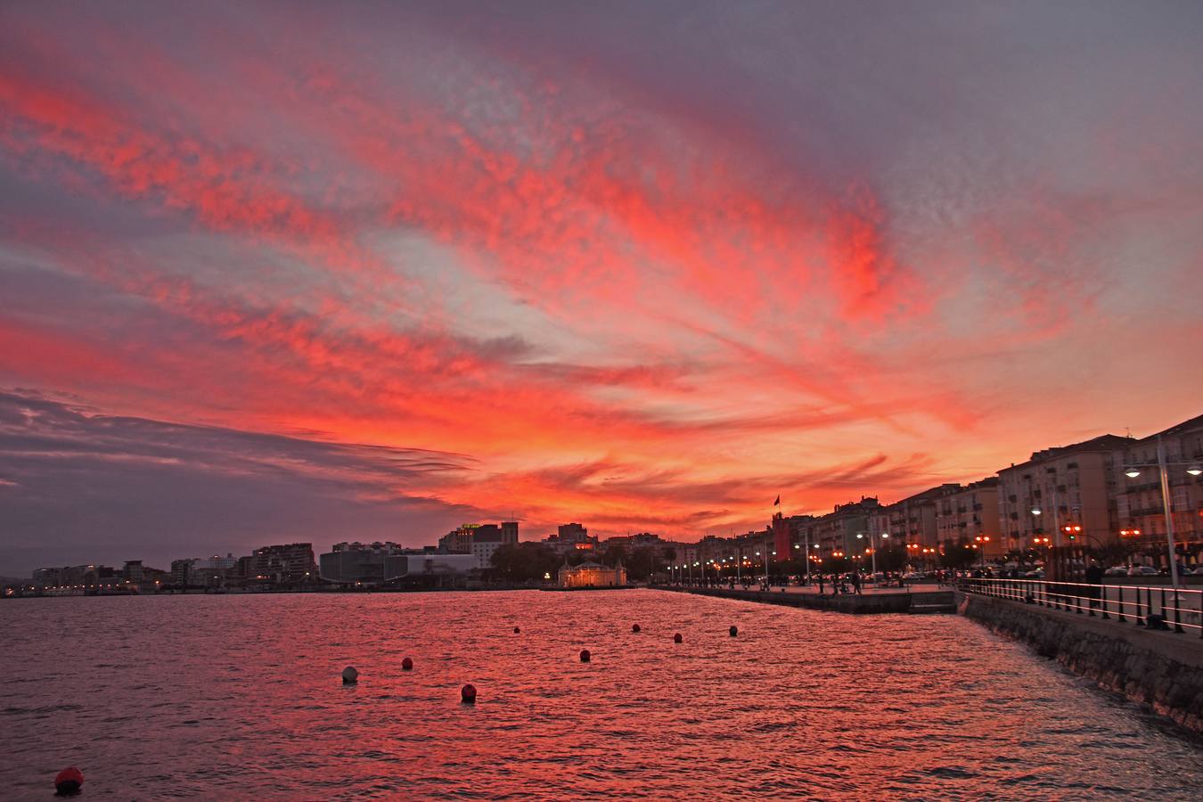 El viento Sur tiñe de rojo el cielo del atardecer sobre Santander