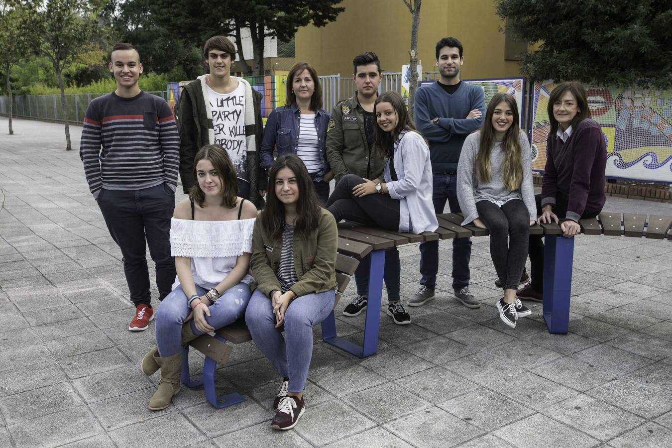 Bernardino Escalante. María López Iturriaga, directora del instituto, y la tutora Inmaculada de las Cuevas, junto a los alumnos Ángel Moncalián Ruiz, Judith Vallines Zayas, Marcos López, Sofía Revuelta González, Klaus Nogales, María Llanillo, Segio Pérez y Sofía Gallo Aranoa