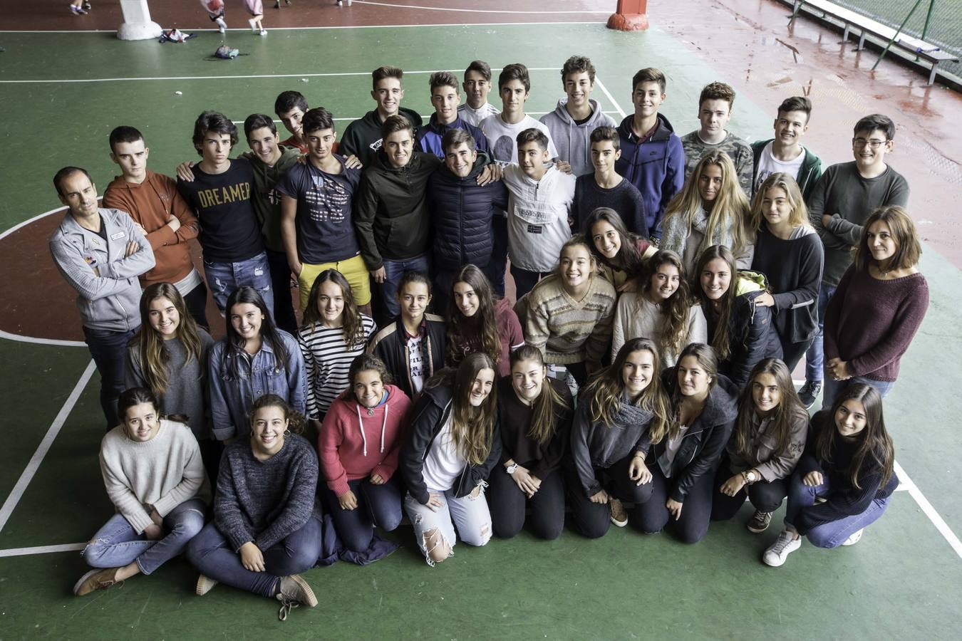 Calasanz. Violeta Landeras, directora del colegio, y el profesor Nacho Martínez, junto a los estudiantes participantes en la edición de este año.