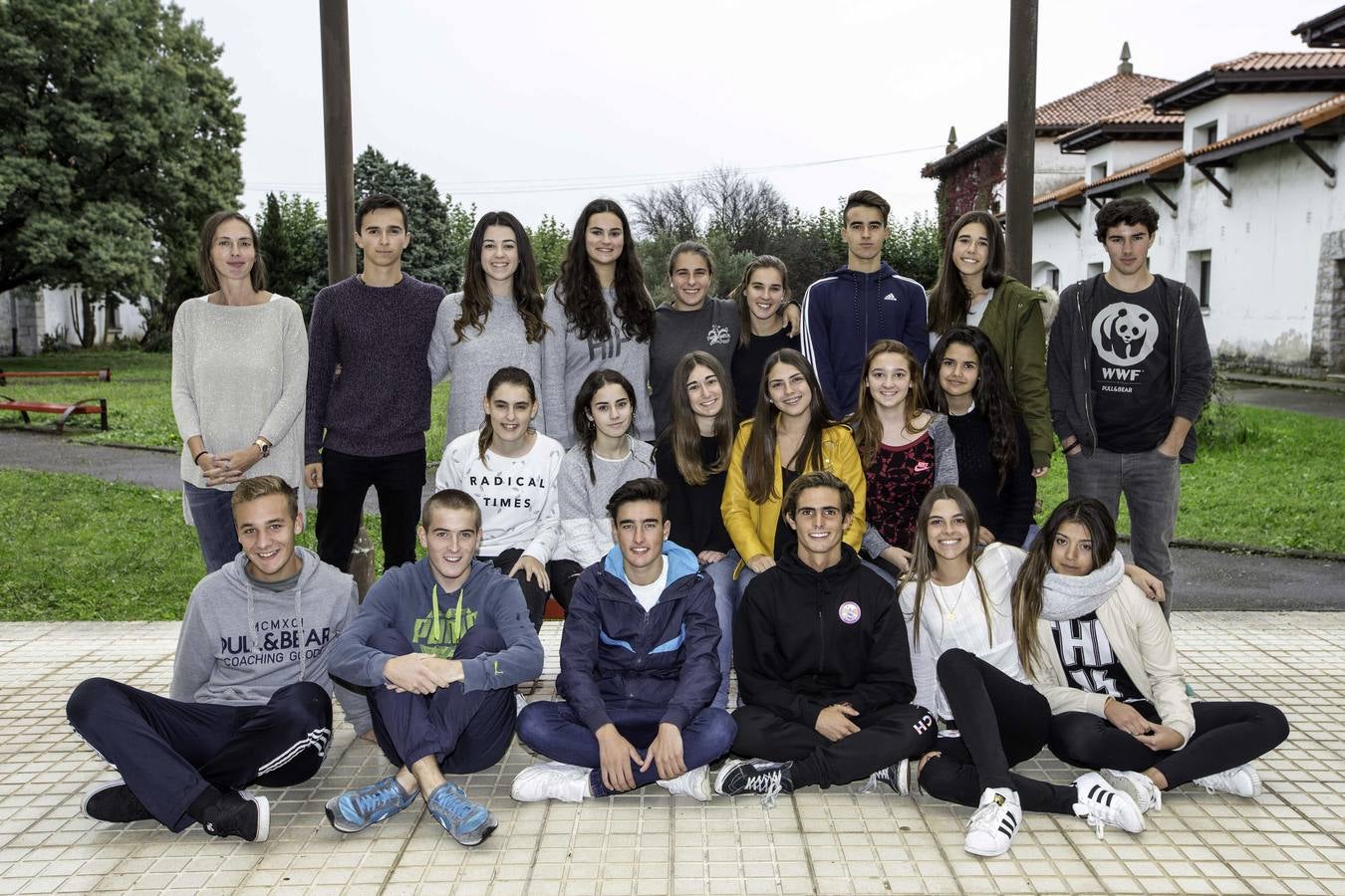 La Granja. Isabel Rey, profesora del centro, junto a los estudiantes Cristina Regato Navedo, Paula Taborga García, Rebeca Girón de Lucca, Teresa Blanco Salvarrey, Ángel Ruiz Portilla, Diego Cruzat Russell-Jones, Iván Bedia Viscarolasaga, Rubén Carral Madrazo, Lian de la Fuente Diego, Martín Ruiz Higuera, May Belmonte Muñoz, Tamara del Estal García, Julia Calatayud Martín, Muriel Díaz Villalba, Patricia Villaverde Germán, Patricia Moreno Herrero, Pilar Salas Merino, Cristina Martín Casado, Fátima Rym Hannache Vidal, Ricardo Diego Gutiérrez, Marta Lavín Ruiz, Noelia Martín Espinosa y Pablo Gutiérrez Bedia