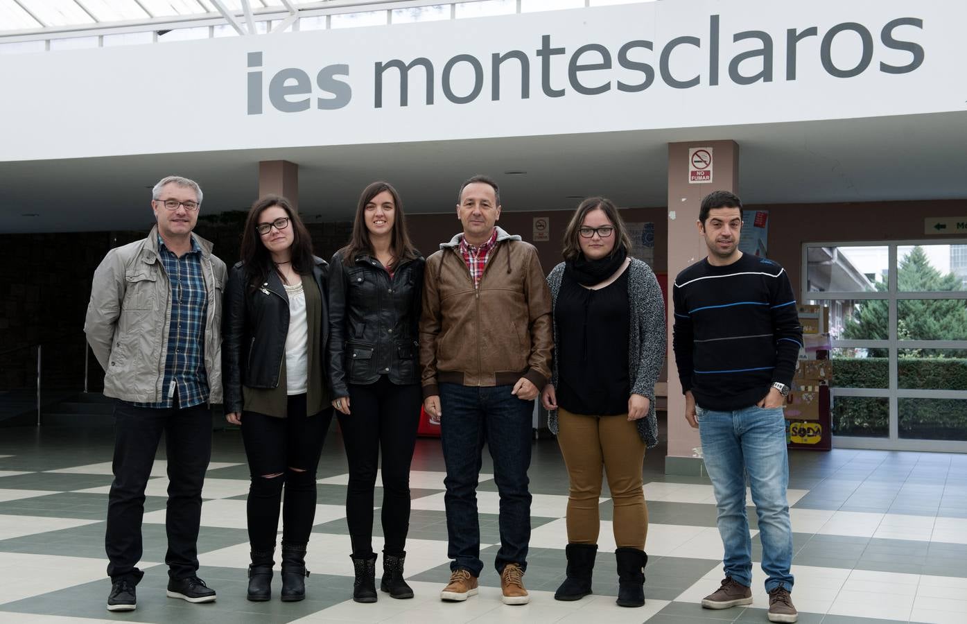 Montesclaros. El director del centro NorbertoGarcía, y el tutor Rodolfo Gutiérrez, con los alumnos Alicia Ribas Amigo, Andrea Fernández Postigo, Jessica Fernández Serna, María Jorrín Abad y Tania Alonso García