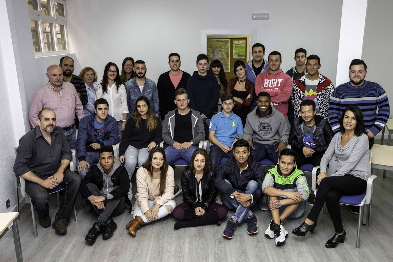 Centro Puente I. Pedro González, director del centro, y los profesores Raquel Medrano, Marta Laurenz, Juan M. Uriarte, Silvia Durán, y David José Pérez Blanco, junto a los alumnos Alejandro Martín Velasco, Beatriz Díaz Poveda, Juanita García Adrián, Rubén Echevarría Gracía, Verónica Mulero Javier, Azucena Ateca del Barrio, Carlos Antony Moscosos Palacios, Giantoni Andreopoulos, Jesús Hernández Alba, Laura Corona Villanueva, Douglas Zambrano Villacres, Juan Fernández Conde, Nuria Elices González, Sheila Fernández Conde, Carolina Sisniega López, Elisabeth García Lastra, Génesis Altafuya Cagua, Sergio Huaman Curi, Wendy Cabanillas López, Daniel Quijano Villanueva, Ionut Caba, Jorge Augusto Correira Neto, Luis Antonio Moreira, Mario Bolado, Pablo Ansorena, Sergio Fernández Asensio, Alfonso Ricardo Vázquez Mungaña, Andrea Gutiérrez Castillo, Juan Carlos Cámara López, Rubén Aja Pérez, Vitaly Nayizhmak, Amaya Sierra Sánchez, David Suárez Pérez y Joselyn Shirley Perea Cervantes.