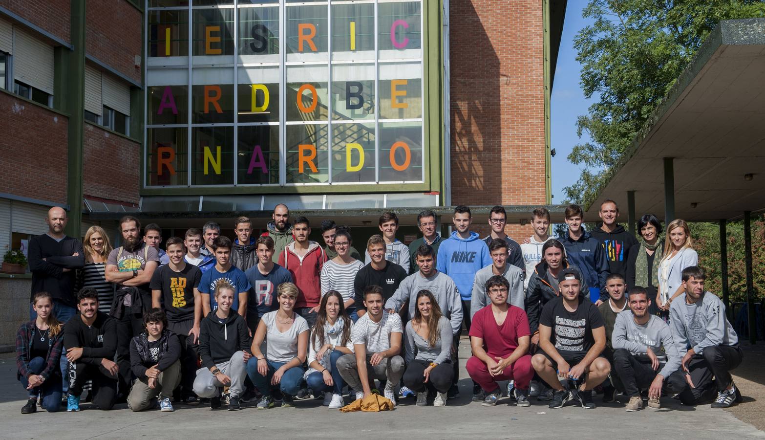 Ricardo Bernardo. El director del centro, Ángel Ríos, con las profesoras Eva García, Luz Crespo y Sandra Camarzana, acompañando a los estudiantes Javier Madrazo Arco, Manuel Lagüera Díaz, Marcos Junquera Bedia, Pablo Frías Rivas, Samuel Díaz Laso, Héctor Ruiz Albert, Manuel Rodríguez Álvarez, Alejandro Escagedo Sota, Cristian Díez Moro, Javier Rodríguez Hoyo, Luis Miguel Junco Pérez, Víctor Palacio Navarro, Diego Bustamante Sedano, Eduardo Ruiz Oliva, Eugenio Pérez Otero, Raúl Castañera Vallejo, Urtzi Barón González, Adrián Cruces Cobo, Adrián Costas Méndez, Christian Alonso Lobeto, Mario Valbuena Pila, Sergio de Cos Rico, Ángela Carral Maza, Borja Casar Bermúdez, Daniel García Izquierdo, Ishtar Molloy Sivi, Omar Simón Coloret, Adrián Incera Gutiérrez, Beatriz García Mazo, Daniel Anici, Joaquín López González, Sara Cacicedo Llama, Adrián Martínez Gándara, Enrique Serna Arregui, Mario Díez Mora, Sergio González Fernández, Agustín Pérez Bustillo, José Antonio Valle Lara, Daniel Fernández López, Marlene González Romero, Pablo Álvarez Iglesias, Carlos Higuera Lorenzo, Maria García, Rubén Gutiérrez, Rubén Gutiérrez, Guillermo Gómez Cañedo, Luis Samperio Monteca y Paula Jara Gómez