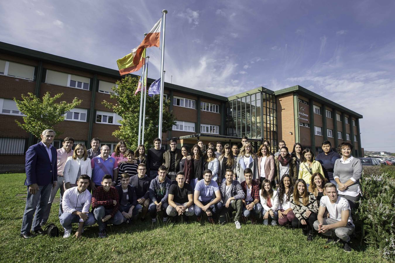 Valle de Camargo. Pedro Ruiz, director del instituto, con los profesores AntoninoDíez, Mª José Presmanes, Emiliano Carcedo, Esther Sainz, Marga Peredo, Paco Mañanes, y Paz Fernández, junto a los estudiantes Christian Pérez Lahera, Daniel Mirones González, Diego Offroy Camacho, Miguel Ruiz Peralta, Andrea Campuzano López, Ángela Viadero Bedia, Alejandro Conde Llamas, Fernando Bedia Gutiérrez, Raúl Cobo Dasgoas, Roberto López Ruiz, Diego Macho Prado, Olalla González Pereda, Rebecca Suarez Benito, Ana Rodríguez Calleja, Irma Fernández López, Laura Gandarillas Fernández, Carlos Gutiérrez González, Daniel Corocotta Gómez de la Fuente, Edwin Santamaria Maisincho, María Fernanda Mora Lugo, Cristian González Arenal, Daniel Pérez Yate, Daniel Tejero Horta, Elena Fernández Dasgoas, Patricia Díaz Díez, Andrés Fernández Robledo, Óscar Fernández Miera, Óscar Díaz Concha, Carlos Barrera Heredia, Ramón González Cano, Ángela García Santamaría, Carla Castanedo Climent, Fernando Blanco Salvarrey, Juliette Gómez Condette, Laura Rodríguez Carnero y María García Vallejo.