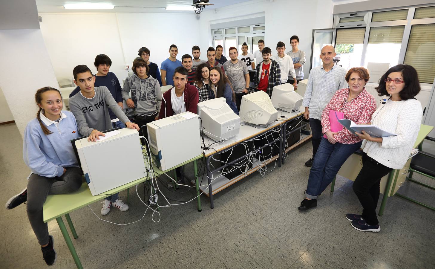 Valle del Saja. El director, Juan Jácome, y las profesoras, Ángela del Barrio y Emilia Jiménez de los Galanes, junto a los estudiantes David Calderón Gutiérrez, Pedro Banqué González, Roberto Borrego García, Rubén Arroyo González, Víctor Díaz Gómez, Daniel Sánchez Samperio, Manuel Llano Mier, Pablo Gómez Pérez, Rubén Lorente Camacho, Diego Dosal Rivero, Francisco Martín Antolinez, Gonzalo Gómez López, Jesús Ruiz Alonso, Mario Gómez Gándara, Daniel Fernández Coloret, Jonathan Gutiérrez Torres, Cecilia Llano Rodríguez, Andrea González González y Laura Goicochea Crespo