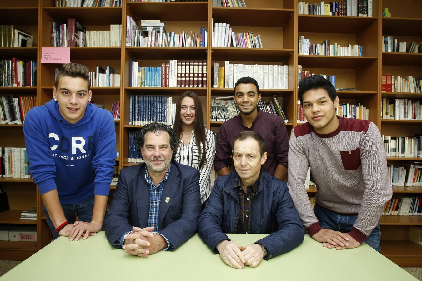 Zapatón. Eduardo Solís, director del instituto, y el profesor José AntonioDíez, junto a los estudiantes Camilo Collado del Cid, Judith Mariana Sánchez, Roberto González García, Rubén Adonay Contreras y Yassine Nouguiaz