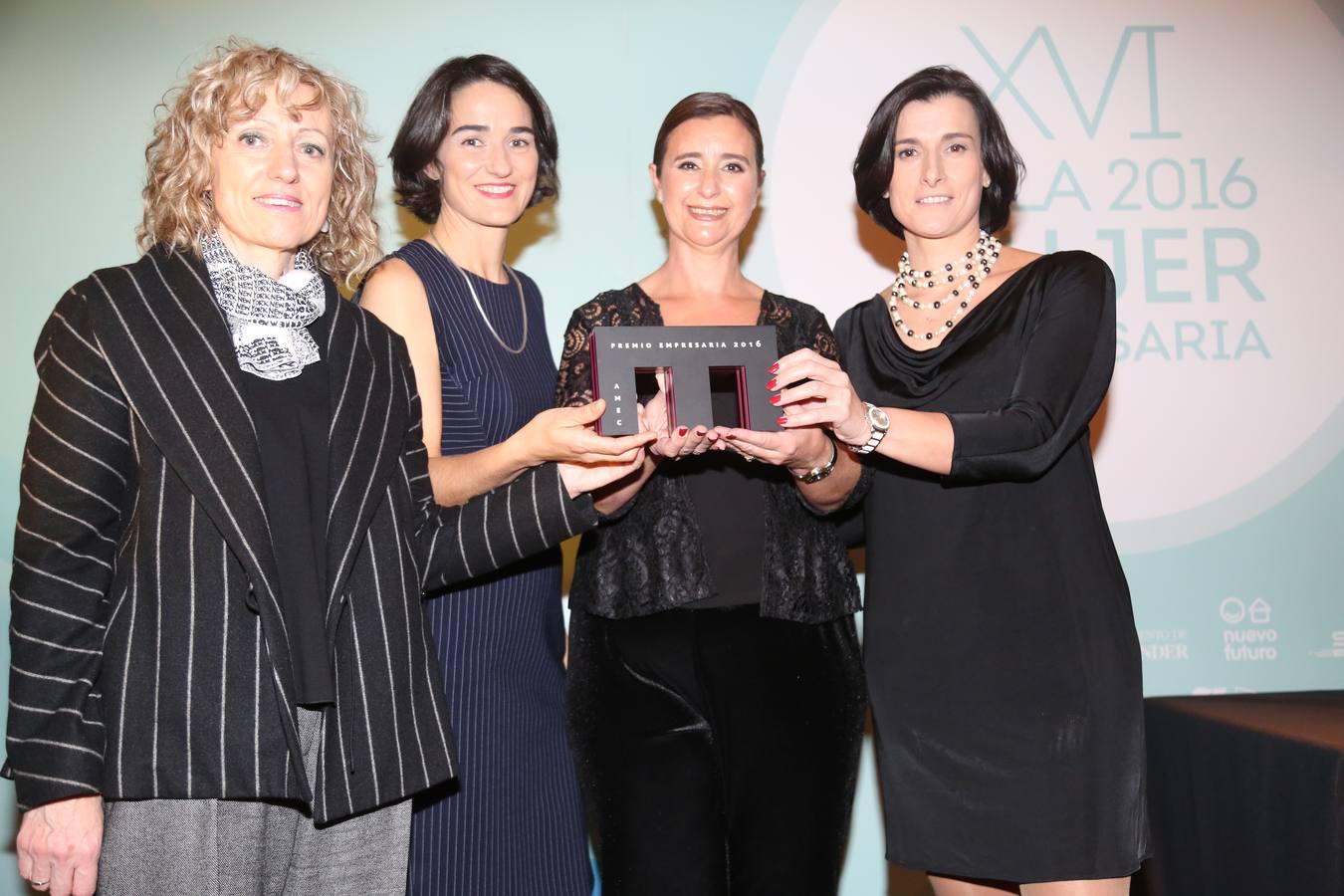 La vicepresidenta del Gobierno cántabro, Eva Díaz Tezanos; la Mujer Empresaria del Año, Isabel Vega; la presidenta de las Mujeres Empresarias de Cantabria, Eva Fernández Cobo, y la alcaldesa de Santander, Gema Igual.