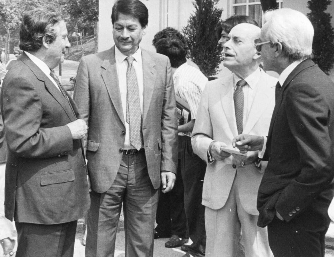 1987. Carlos Galán (d) en su época como director de los cursos para extranjeros de la UIMP, durante la concesión del Premio Internacional Menéndez Pelayo al escritor Octavio Paz.