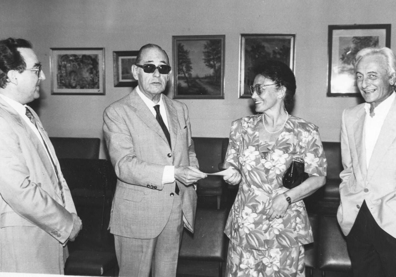 1989. Durante la concesión a la escritora Carolina Dafne Alonso Cortés del Premio Ateneo de Novela, siendo presidente de la institución Antonio Zúñiga.