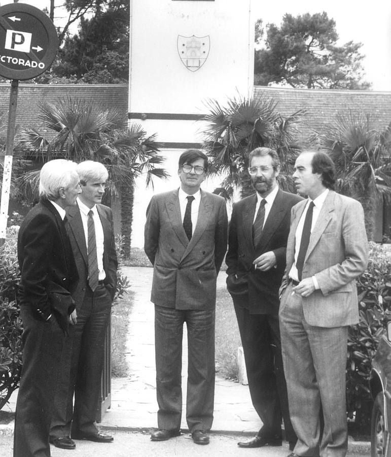 1989. El rector de la UIMP, Ernest Lluch, posa con  su equipo de gobierno, en La Magdalena.