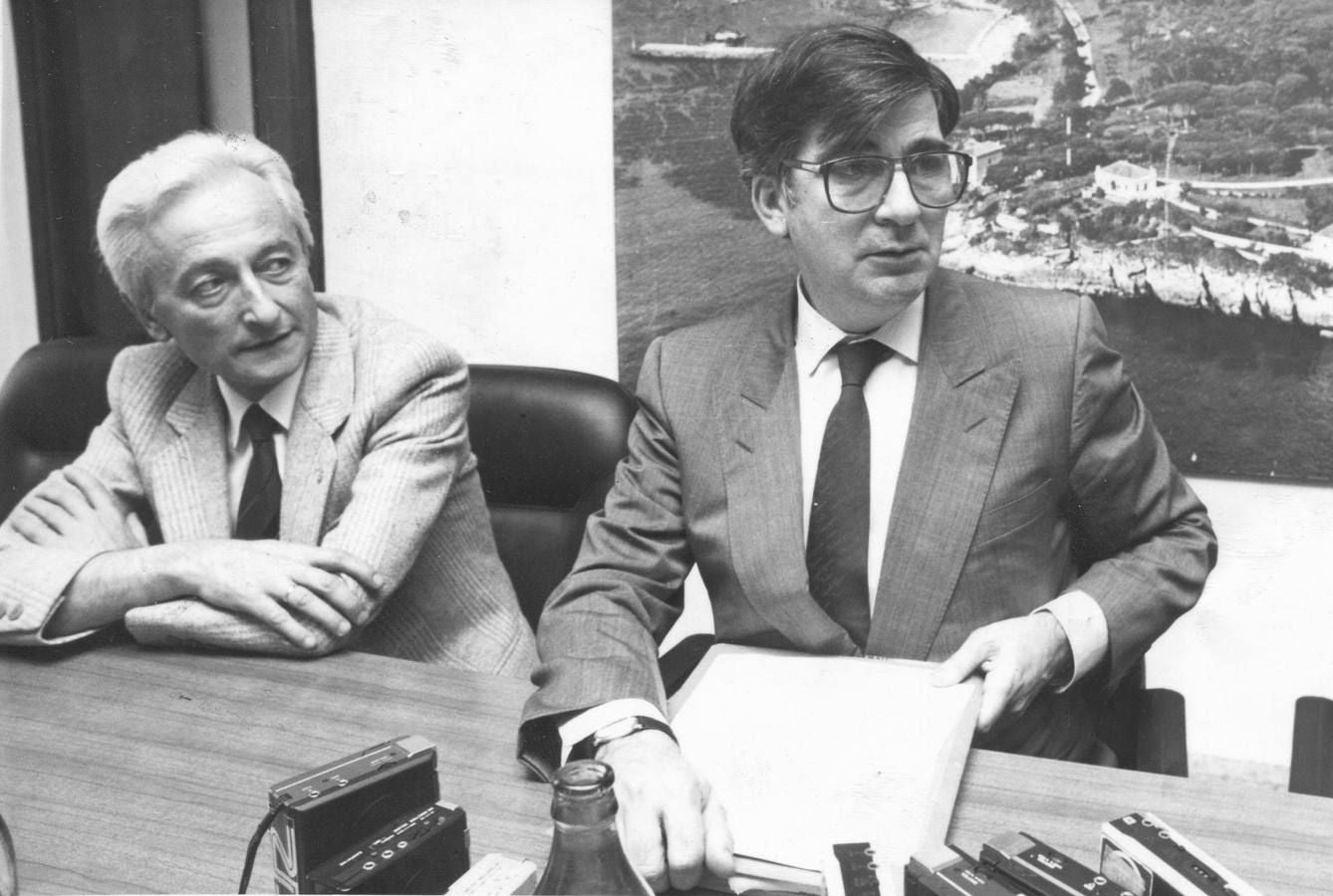 1990. Carlos Galán Lorés (i), director de los cursos para extranjeros y el rector de la UIMP, Ernest Lluch, durante una rueda de prensa.