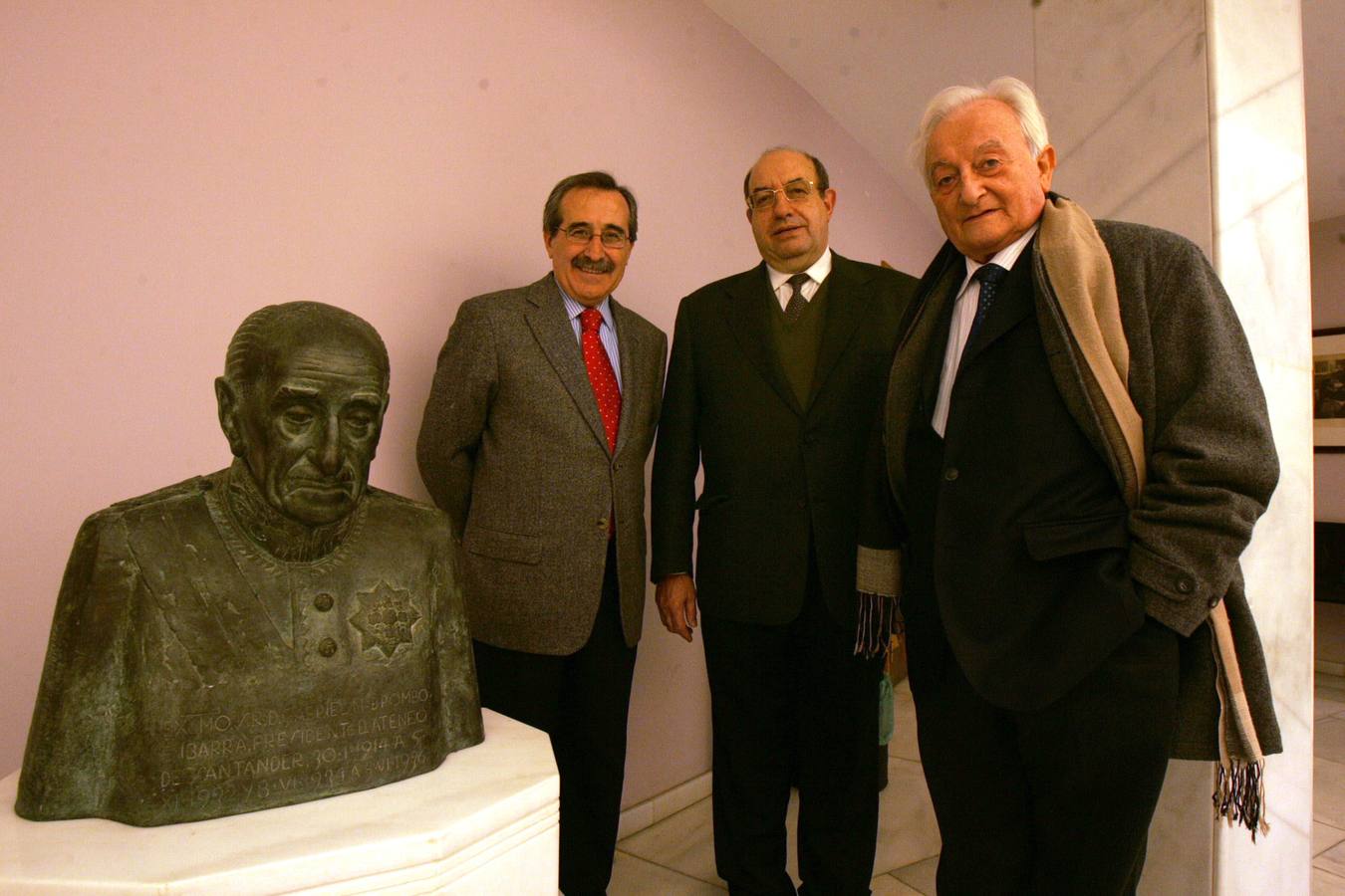 2007. Con Virgilio Zapatero y Salvador Ordóñez, en el Ateneo de Santander.