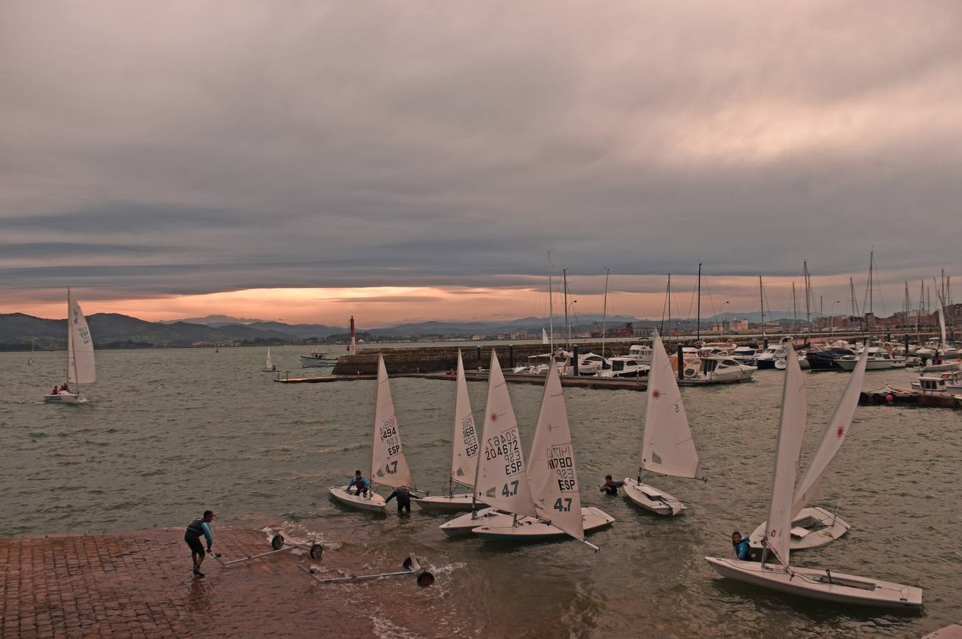 En Puertochico, los barcos de la clase Láser 4.7, junto a la rampa del CEAR.