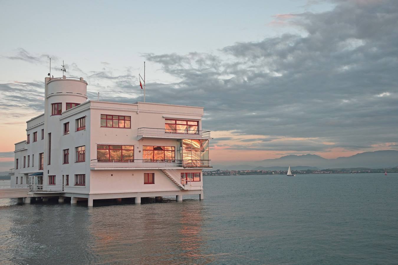 El Club Marítimo de Santander, solitario, en la Bahía.