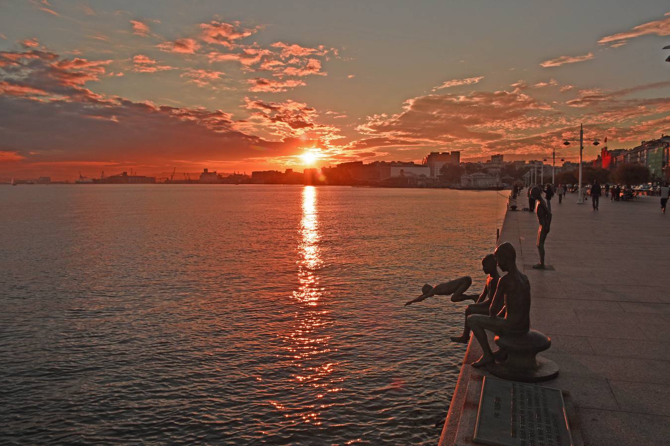 Los cuatro 'raqueros' que vigilan la bahía santanderina, cuando está a punto de caer el sol.