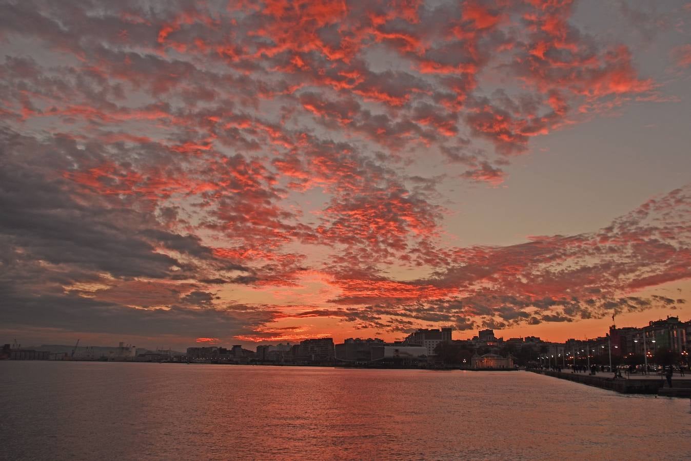 Las nubes 'coloradas' hacen que casi sea obligatorio levantar la vista y mirar al cielo.