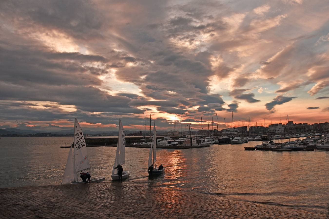 Varios barcos de la clase Optimist, en la rampa del CEAR.